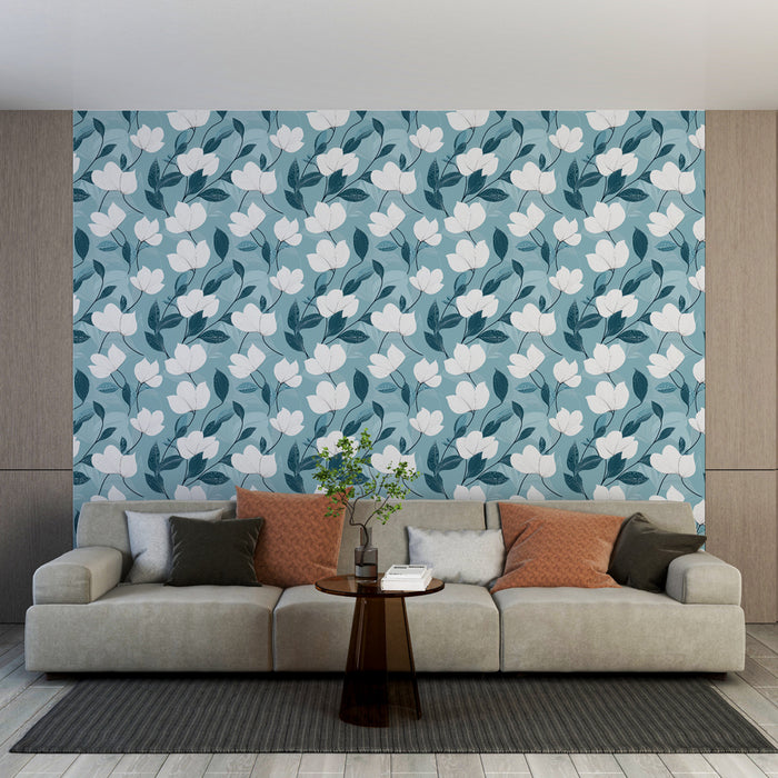 Un salon moderne avec un papier peint floral bleu et blanc, aux motifs de fleurs délicates, créant une ambiance fraîche et apaisante.