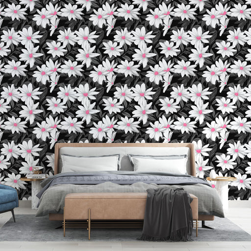 Une chambre moderne avec un papier peint floral noir et blanc, agrémenté de touches roses, créant une ambiance à la fois élégante et vivifiante.