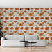 Un salon moderne avec un papier peint floral aux motifs de coquelicots orange et blancs sur fond clair, créant une atmosphère chaleureuse et accueillante.
