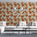 Un salon moderne avec un papier peint floral aux grandes fleurs orange et noires sur fond clair, créant une ambiance chaleureuse et dynamique.