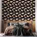 Une chambre moderne avec un papier peint floral aux teintes douces de rose et beige sur fond noir, créant une ambiance élégante et chaleureuse.