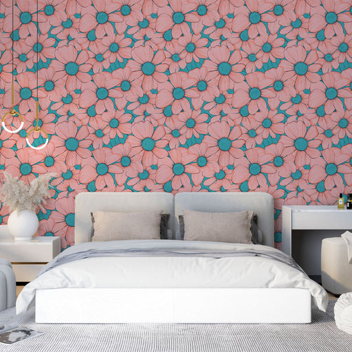 Une chambre moderne avec un papier peint floral aux grandes fleurs roses et bleues sur fond corail, créant une ambiance joyeuse et accueillante.