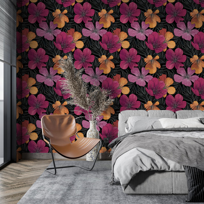 Une chambre moderne avec un papier peint floral aux grandes fleurs roses et orange sur fond noir, créant une ambiance vibrante et chaleureuse.