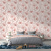 Une chambre douce avec un papier peint floral aux motifs de fleurs roses sur fond rose pâle, créant une ambiance romantique et apaisante.