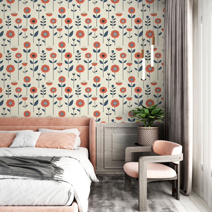 Une chambre douce avec un papier peint floral aux motifs colorés de fleurs rouges et bleues sur fond crème, créant une atmosphère joyeuse et accueillante.