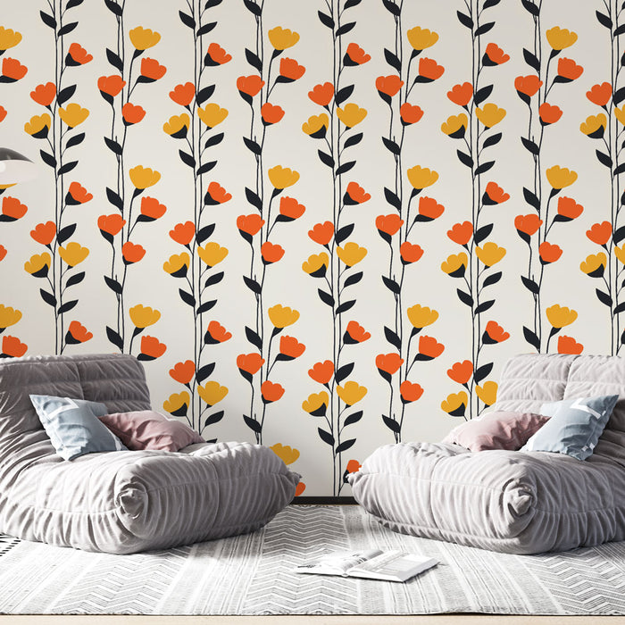 Une pièce moderne avec un papier peint floral aux motifs colorés de fleurs orange, jaunes et noires sur fond clair, créant une ambiance joyeuse et accueillante.