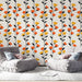 Une pièce moderne avec un papier peint floral aux motifs colorés de fleurs orange, jaunes et noires sur fond clair, créant une ambiance joyeuse et accueillante.
