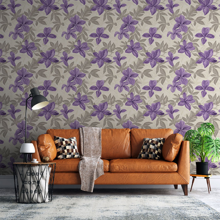 Un salon contemporain avec un papier peint floral aux motifs violets sur fond beige, créant une ambiance chaleureuse et accueillante.