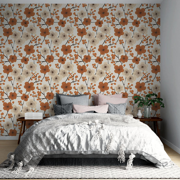 Une chambre accueillante avec un papier peint floral aux motifs orange et crème, apportant une atmosphère chaleureuse et rétro.