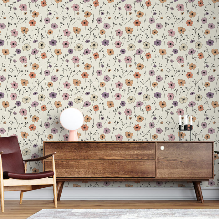 Une pièce moderne avec un papier peint floral aux teintes douces de rose, orange et violet sur fond crème, créant une atmosphère chaleureuse et accueillante.