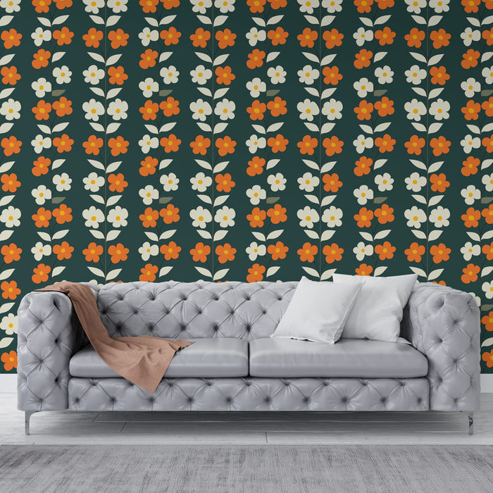 Un salon élégant avec un papier peint floral sur fond vert foncé, orné de fleurs blanches et orange, créant une ambiance chaleureuse et accueillante.