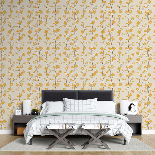 Une chambre moderne avec un papier peint floral beige orné de délicates tiges marron et de fleurs jaunes, créant une ambiance chaleureuse et accueillante.