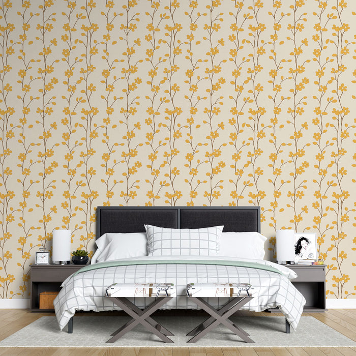 Une chambre moderne avec un papier peint floral beige orné de délicates tiges marron et de fleurs jaunes, créant une ambiance chaleureuse et accueillante.