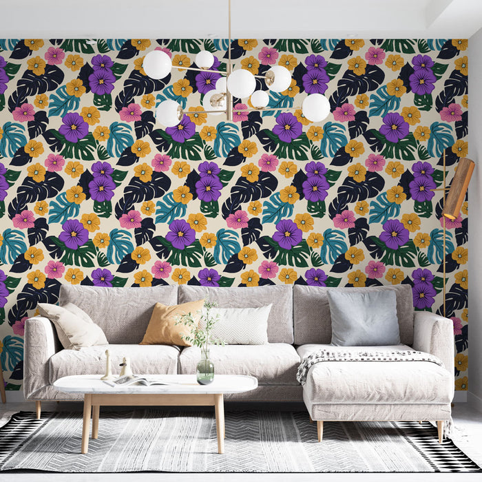 Un salon lumineux avec un papier peint floral coloré aux motifs de fleurs violettes, jaunes et feuillages, créant une ambiance joyeuse et tropicale.