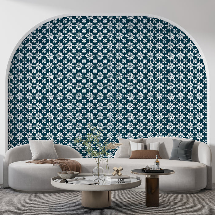Un salon moderne avec un papier peint floral bleu marine et blanc, créant une ambiance élégante et apaisante grâce à ses motifs délicats.