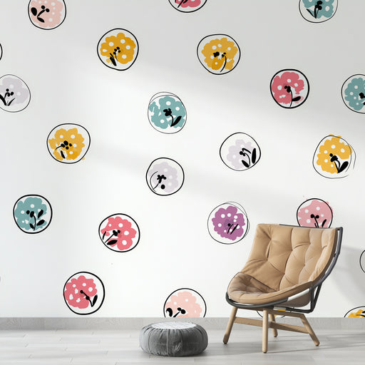 Une pièce moderne avec un papier peint ludique aux motifs floraux colorés sur fond blanc, créant une atmosphère joyeuse et dynamique.
