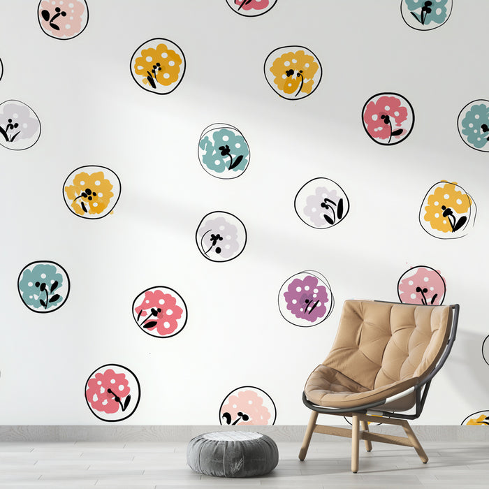 Une pièce moderne avec un papier peint ludique aux motifs floraux colorés sur fond blanc, créant une atmosphère joyeuse et dynamique.