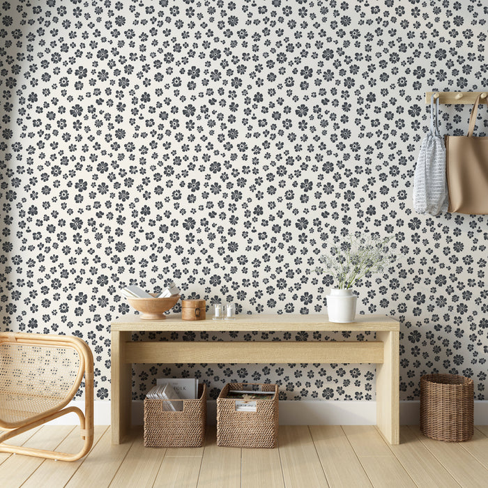 Une entrée lumineuse avec un papier peint floral beige et noir, aux motifs délicats de petites fleurs, créant une ambiance douce et accueillante.