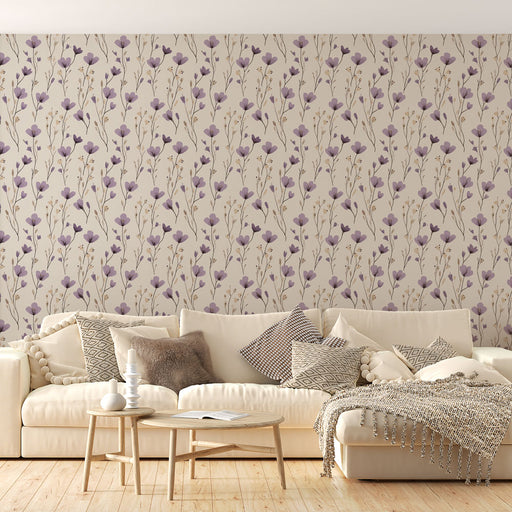 Un salon lumineux avec un papier peint floral beige et violet aux motifs délicats, créant une ambiance douce et apaisante.