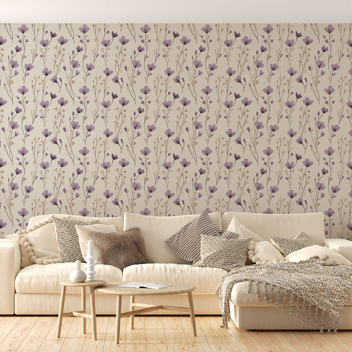 Un salon lumineux avec un papier peint floral beige et violet aux motifs délicats, créant une ambiance douce et apaisante.