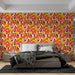 Une chambre moderne avec un papier peint aux motifs floraux colorés, mêlant rouge, jaune et noir, créant une ambiance dynamique et chaleureuse.