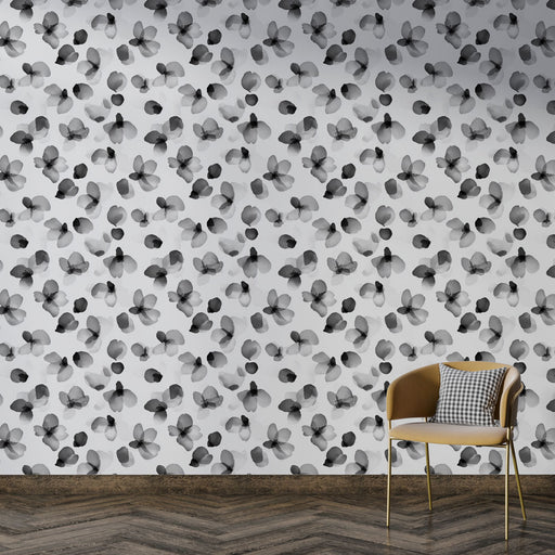 Une pièce moderne avec un papier peint floral en nuances de gris, présentant des motifs délicats de fleurs sur fond clair, créant une atmosphère élégante et apaisante.