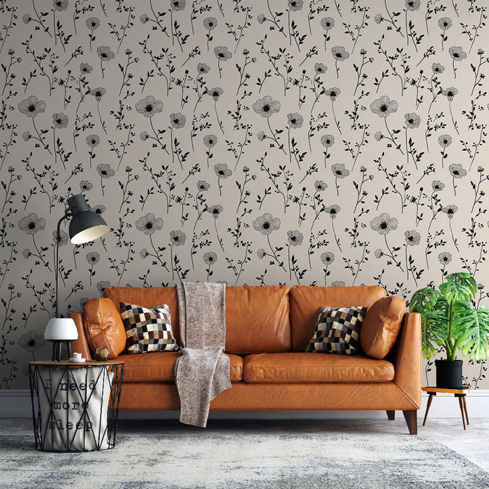 Un salon moderne avec un papier peint floral beige orné de délicates fleurs noires, créant une ambiance chaleureuse et accueillante.