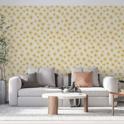 Un salon lumineux avec un papier peint floral crème et jaune, parsemé de petites fleurs évoquant une ambiance joyeuse et printanière.