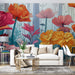 Un salon élégant avec un papier peint floral aux couleurs vives, représentant de grandes fleurs orangées, roses et rouges sur un fond apaisant.