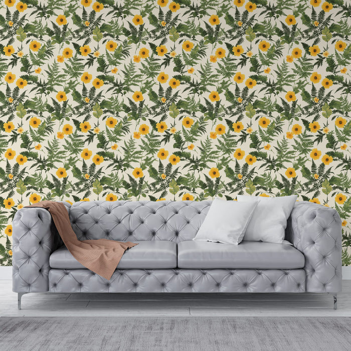 Un salon élégant avec un papier peint floral aux motifs de fleurs jaunes et de fougères vertes sur fond crème, créant une ambiance fraîche et vivifiante.