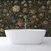 Une salle de bain moderne avec un papier peint floral aux teintes douces, sur fond sombre, créant une ambiance élégante et apaisante.