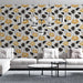 Un salon moderne avec un papier peint floral représentant des fleurs jaunes et noires sur fond clair, créant une ambiance élégante et chaleureuse.