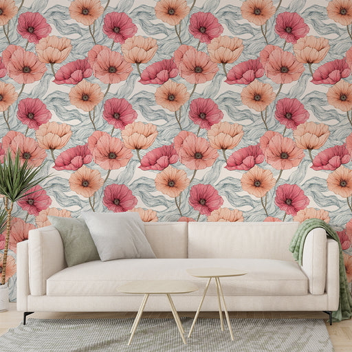 Un salon lumineux avec un papier peint floral aux teintes douces de rose et pêche, illustrant des coquelicots sur un fond délicat, créant une ambiance chaleureuse et accueillante.