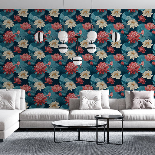 Un salon contemporain avec un papier peint floral aux motifs de nénuphars et de fleurs colorées sur fond bleu nuit, créant une ambiance vivante et accueillante.