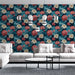 Un salon contemporain avec un papier peint floral aux motifs de nénuphars et de fleurs colorées sur fond bleu nuit, créant une ambiance vivante et accueillante.