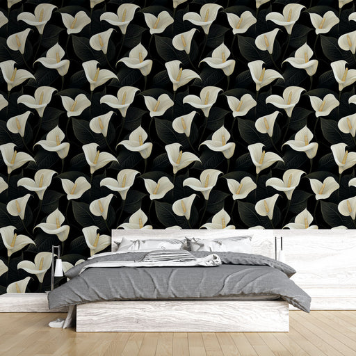 Une chambre moderne avec un papier peint floral représentant des fleurs blanches sur fond noir, créant une atmosphère élégante et contrastée.