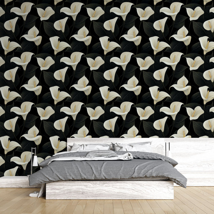 Une chambre moderne avec un papier peint floral représentant des fleurs blanches sur fond noir, créant une atmosphère élégante et contrastée.