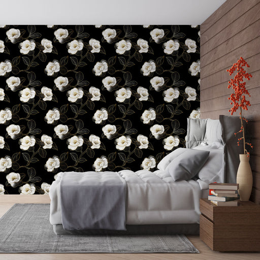Une chambre élégante avec un papier peint floral noir orné de grandes fleurs blanches et de feuillage délicat, créant une atmosphère chic et apaisante.