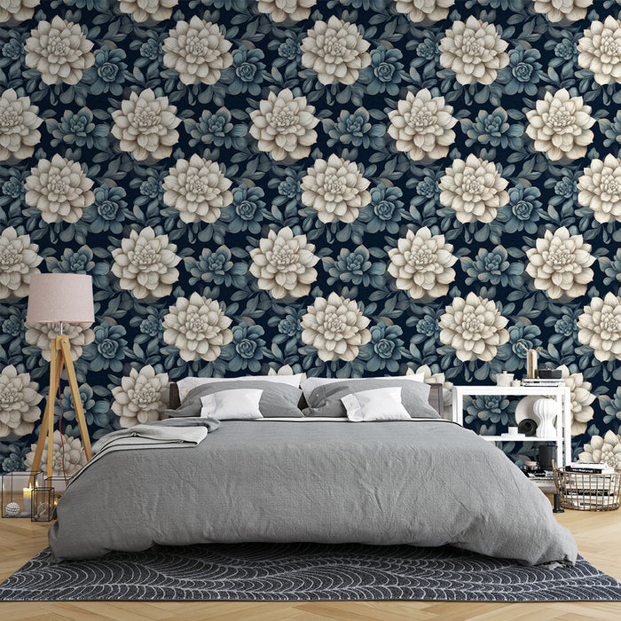 Une chambre élégante avec un papier peint floral aux grandes fleurs crème et bleues sur fond bleu marine, créant une atmosphère apaisante et raffinée.