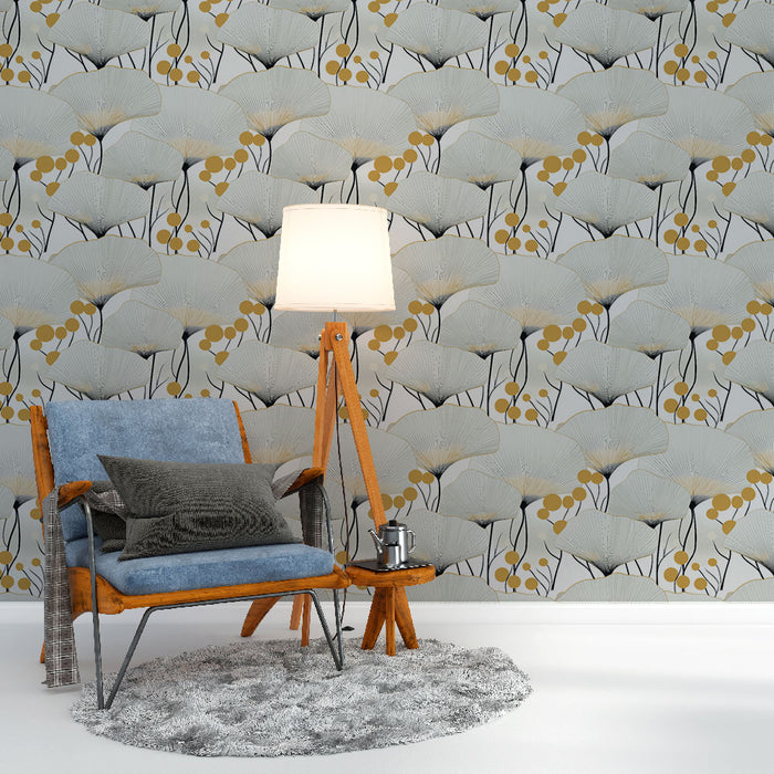 Un salon moderne avec un papier peint floral aux motifs de feuilles délicates et de baies dorées sur fond gris, créant une atmosphère élégante et apaisante.