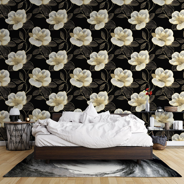 Une chambre élégante avec un papier peint floral aux grandes fleurs blanches et dorées sur fond noir, créant une atmosphère sophistiquée et chaleureuse.