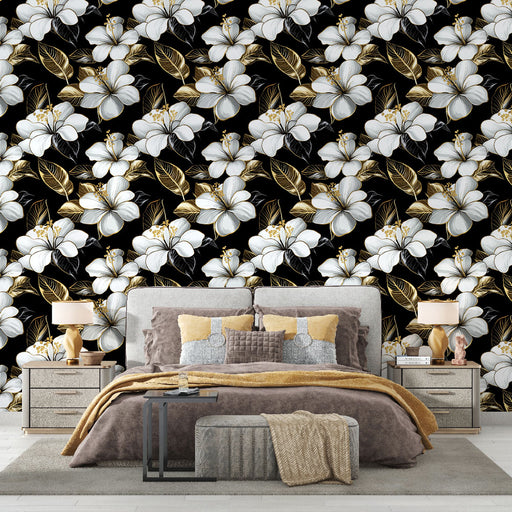 Une chambre élégante avec un papier peint floral noir, orné de grandes fleurs blanches et de feuilles dorées, créant une atmosphère chic et apaisante.