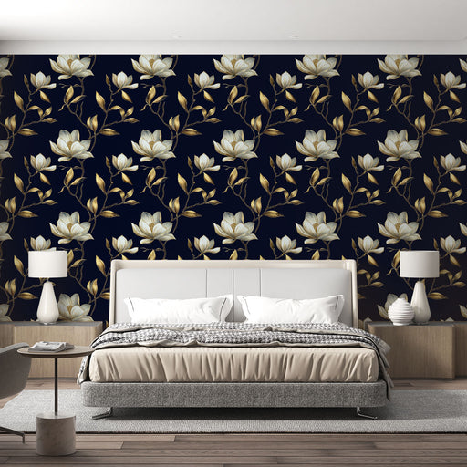 Une chambre élégante avec un papier peint floral sur fond bleu nuit, ornée de grandes fleurs blanches et de feuilles dorées, créant une ambiance raffinée et apaisante.
