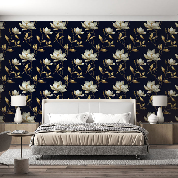 Une chambre élégante avec un papier peint floral sur fond bleu nuit, ornée de grandes fleurs blanches et de feuilles dorées, créant une ambiance raffinée et apaisante.