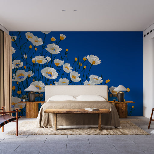 Une chambre moderne avec un papier peint floral sur fond bleu, mettant en valeur de grandes fleurs blanches et jaunes, créant une ambiance fraîche et joyeuse.