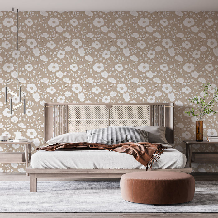 Une chambre moderne avec un papier peint floral beige et blanc, créant une ambiance douce et apaisante grâce à ses motifs délicats.