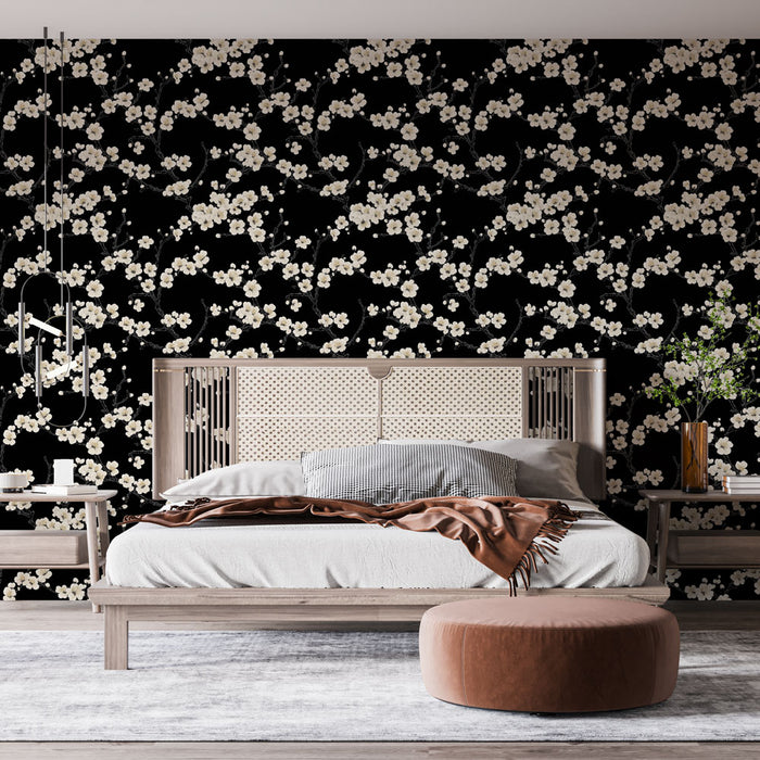 Une chambre élégante avec un papier peint floral aux motifs de fleurs blanches sur fond noir, créant une atmosphère à la fois chic et apaisante.