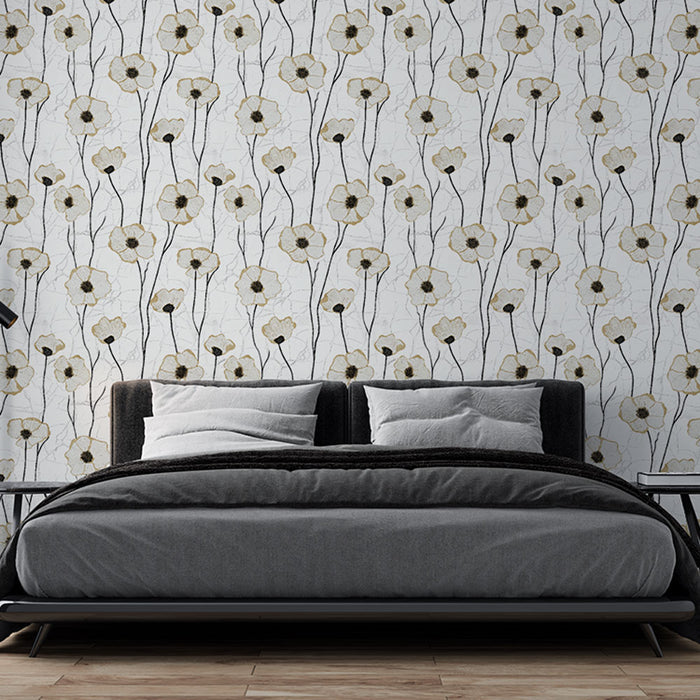 Une chambre moderne avec un papier peint floral blanc et doré, représentant des coquelicots sur fond clair, créant une ambiance élégante et apaisante.