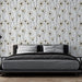 Une chambre moderne avec un papier peint floral blanc et doré, représentant des coquelicots sur fond clair, créant une ambiance élégante et apaisante.