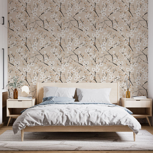 Une chambre apaisante avec un papier peint floral beige et blanc illustrant des branches de cerisier, créant une atmosphère douce et naturelle.